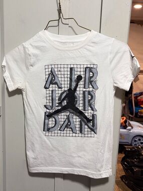 Kids Jordan shirt size s